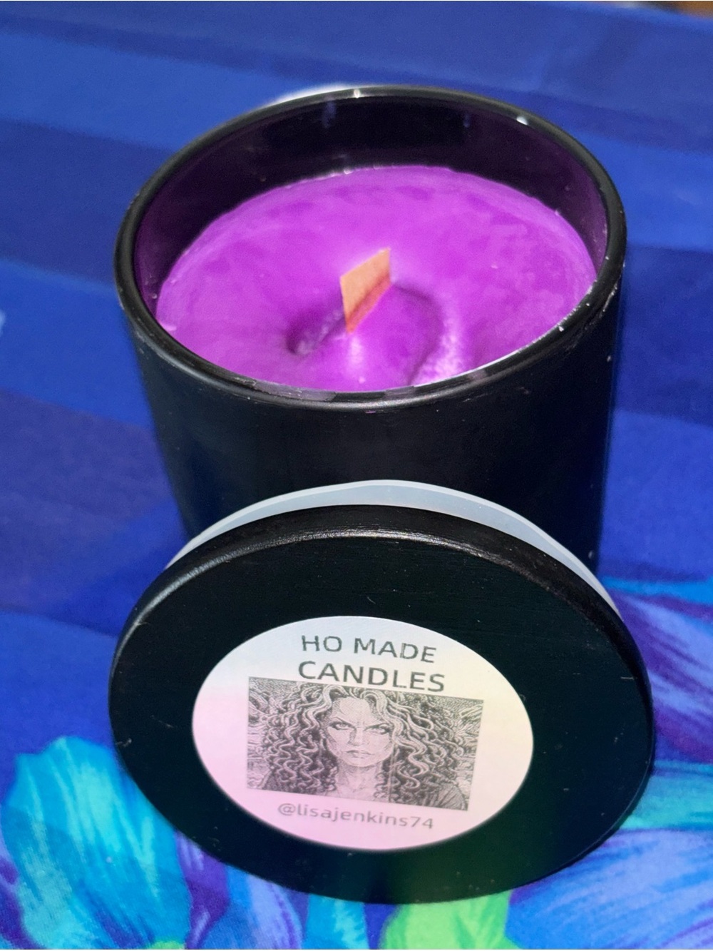 10 oz Hand-Poured Fresh Linen Candle in Black Glass Jar